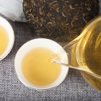 云南普洱茶生茶100克/饼春茶生茶饼饼茶易武弯弓普洱生茶茶叶