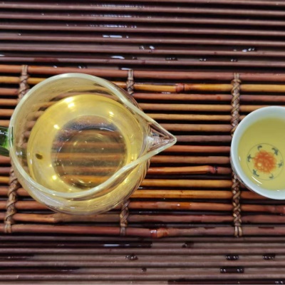 100克犀牛塘 易武古茶树 春茶 云南茶叶普洱生茶 茶饼